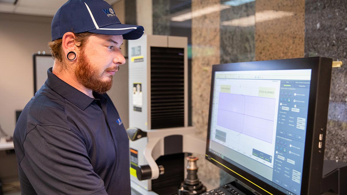 SW 1223 Inside the Shop Automation. Operator Matt Branch uses a ZOLLER »smile 420« presetting machine.