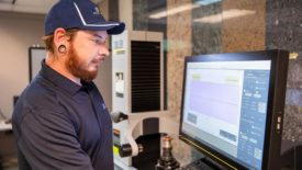 SW 1223 Inside the Shop Automation. Operator Matt Branch uses a ZOLLER »smile 420« presetting machine.